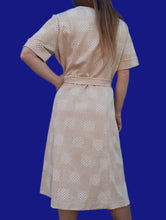 Charger l'image dans la galerie, Robe vintage Stella - Imprimé damiers beige-moutarde. Taille XXL, 44, 46. Fabriqué en France.