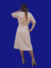 Charger l'image dans la galerie, Robe vintage Stella - Imprimé damiers beige-moutarde. Taille XXL, 44, 46. Fabriqué en France.