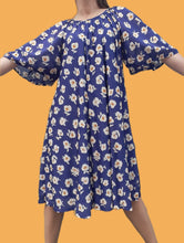 Charger l'image dans la galerie, Robe vintage Lila - Imprimé floral all-over. Coupe ample. Oversize ou Taille L, 40, 42