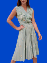 Charger l'image dans la galerie, Robe vintage Virginie - Plissé soleil, vert d'eau fleurie. Taille M, 38, 40