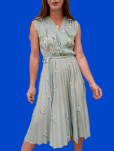 Charger l'image dans la galerie, Robe vintage Virginie - Plissé soleil, vert d'eau fleurie. Taille M, 38, 40