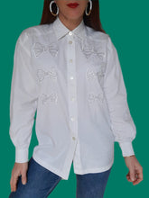 Charger l'image dans la galerie, Chemisier vintage Ingrid - En coton brodé de nœuds. Taille M, 38, 40. Escada. Made in Italy.