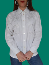 Charger l'image dans la galerie, Chemisier vintage Ingrid - En coton brodé de nœuds. Taille M, 38, 40. Escada. Made in Italy.
