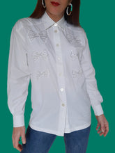 Charger l'image dans la galerie, Chemisier vintage Ingrid - En coton brodé de nœuds. Taille M, 38, 40. Escada. Made in Italy.