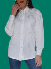 Charger l'image dans la galerie, Chemisier vintage Ingrid - En coton brodé de nœuds. Taille M, 38, 40. Escada. Made in Italy.