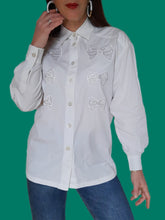 Charger l'image dans la galerie, Chemisier vintage Ingrid - En coton brodé de nœuds. Taille M, 38, 40. Escada. Made in Italy.