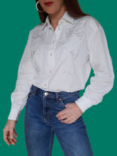 Charger l'image dans la galerie, Chemisier vintage Ingrid - En coton brodé de nœuds. Taille M, 38, 40. Escada. Made in Italy.