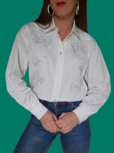 Charger l'image dans la galerie, Chemisier vintage Ingrid - En coton brodé de nœuds. Taille M, 38, 40. Escada. Made in Italy.