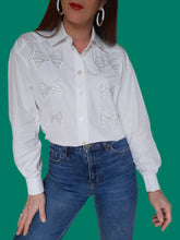 Charger l'image dans la galerie, Chemisier vintage Ingrid - En coton brodé de nœuds. Taille M, 38, 40. Escada. Made in Italy.