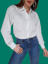 Charger l'image dans la galerie, Chemisier vintage Ingrid - En coton brodé de nœuds. Taille M, 38, 40. Escada. Made in Italy.