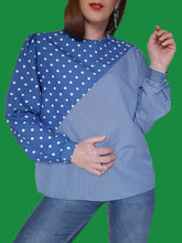 Charger l'image dans la galerie, Blouse vintage Barbara - À pois et rayures bleu et blanche. Taille M, 38, 40. Made in Italy.