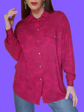 Charger l'image dans la galerie, Chemisier "Seconde" Camille - Rose fuchsia imprimé cachemire bleu. Taille L, 40, 42. Made in West Germany