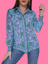 Charger l'image dans la galerie, Chemisier vintage Théa - En pure soie fleurie turquoise, vert et violet. Taille M, 38, 40. Furilio Percei. Made in Italy