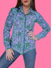 Charger l'image dans la galerie, Chemisier vintage Théa - En pure soie fleurie turquoise, vert et violet. Taille M, 38, 40. Furilio Percei. Made in Italy