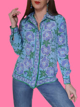 Charger l'image dans la galerie, Chemisier vintage Théa - En pure soie fleurie turquoise, vert et violet. Taille M, 38, 40. Furilio Percei. Made in Italy