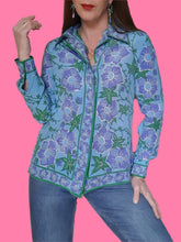 Charger l'image dans la galerie, Chemisier vintage Théa - En pure soie fleurie turquoise, vert et violet. Taille M, 38, 40. Furilio Percei. Made in Italy