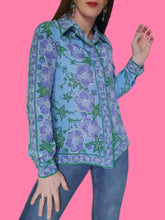 Charger l'image dans la galerie, Chemisier vintage Théa - En pure soie fleurie turquoise, vert et violet. Taille M, 38, 40. Furilio Percei. Made in Italy