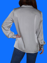 Charger l'image dans la galerie, Chemisier vintage Carlita - Satin Gris à double col contrastant. Taille L, 40, 42. Marie Clémence. Made in France