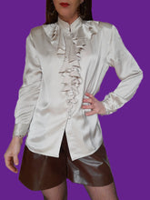 Charger l'image dans la galerie, Chemisier vintage Charlotte - Col Jabot et boutons à brides. Taille L, 40, 42. Louis Féraud.