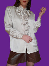 Charger l'image dans la galerie, Chemisier vintage Charlotte - Col Jabot et boutons à brides. Taille L, 40, 42. Louis Féraud.