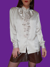 Charger l'image dans la galerie, Chemisier vintage Charlotte - Col Jabot et boutons à brides. Taille L, 40, 42. Louis Féraud.