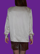 Charger l'image dans la galerie, Chemisier vintage Charlotte - Col Jabot et boutons à brides. Taille L, 40, 42. Louis Féraud.