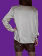 Charger l'image dans la galerie, Chemisier vintage Charlotte - Col Jabot et boutons à brides. Taille L, 40, 42. Louis Féraud.