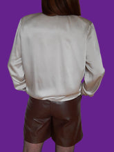 Charger l'image dans la galerie, Chemisier vintage Charlotte - Col Jabot et boutons à brides. Taille L, 40, 42. Louis Féraud.