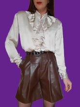 Charger l'image dans la galerie, Chemisier vintage Charlotte - Col Jabot et boutons à brides. Taille L, 40, 42. Louis Féraud.