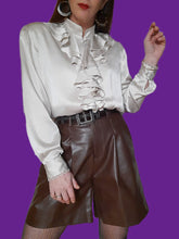 Charger l'image dans la galerie, Chemisier vintage Charlotte - Col Jabot et boutons à brides. Taille L, 40, 42. Louis Féraud.