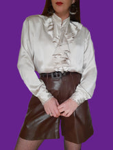 Charger l'image dans la galerie, Chemisier vintage Charlotte - Col Jabot et boutons à brides. Taille L, 40, 42. Louis Féraud.
