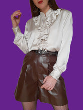 Charger l'image dans la galerie, Chemisier vintage Charlotte - Col Jabot et boutons à brides. Taille L, 40, 42. Louis Féraud.
