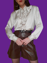 Charger l'image dans la galerie, Chemisier vintage Charlotte - Col Jabot et boutons à brides. Taille L, 40, 42. Louis Féraud.