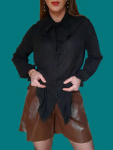 Charger l'image dans la galerie, Chemisier vintage Paulette - Col et manches volantés. A carreaux noirs gaufrés. Taille M, 38, 40.