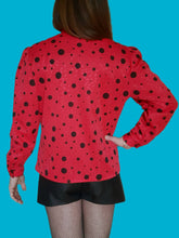 Charger l'image dans la galerie, Chemisier vintage Sophie - Rouge à pois noir. Moucheté irisé. Taille M, 38, 40. Made in France.