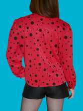 Charger l'image dans la galerie, Chemisier vintage Sophie - Rouge à pois noir. Moucheté irisé. Taille M, 38, 40. Made in France.