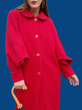 Charger l'image dans la galerie, Manteau vintage Armelle - Laine rouge, Col Claudine, manches ajourées. Taille L, 40, 42. Pierre Cardin. Made in France.
