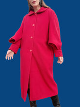 Charger l'image dans la galerie, Manteau vintage Armelle - Laine rouge, Col Claudine, manches ajourées. Taille L, 40, 42. Pierre Cardin. Made in France.