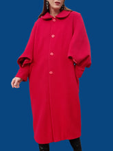 Charger l'image dans la galerie, Manteau vintage Armelle - Laine rouge, Col Claudine, manches ajourées. Taille L, 40, 42. Pierre Cardin. Made in France.