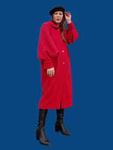Charger l'image dans la galerie, Manteau vintage Armelle - Laine rouge, Col Claudine, manches ajourées. Taille L, 40, 42. Pierre Cardin. Made in France.