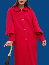 Charger l'image dans la galerie, Manteau vintage Armelle - Laine rouge, Col Claudine, manches ajourées. Taille L, 40, 42. Pierre Cardin. Made in France.