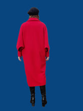 Charger l'image dans la galerie, Manteau vintage Armelle - Laine rouge, Col Claudine, manches ajourées. Taille L, 40, 42. Pierre Cardin. Made in France.