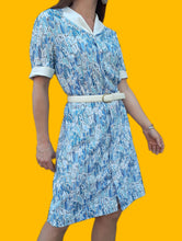 Charger l'image dans la galerie, Robe vintage Marjorie - Imprimé abstrait bleu. Taille S, 36, 38. Fabriqué en France