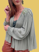 Charger l'image dans la galerie, Blouse vintage Séléna - Crêpe vert d'eau. Épaulettes fantaisies en perles. Taille L, 40, 42. Brigitte of London. Made in England