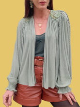 Charger l'image dans la galerie, Blouse vintage Séléna - Crêpe vert d'eau. Épaulettes fantaisies en perles. Taille L, 40, 42. Brigitte of London. Made in England
