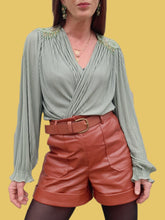 Charger l'image dans la galerie, Blouse vintage Séléna - Crêpe vert d'eau. Épaulettes fantaisies en perles. Taille L, 40, 42. Brigitte of London. Made in England