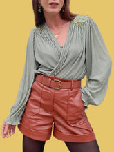 Charger l'image dans la galerie, Blouse vintage Séléna - Crêpe vert d'eau. Épaulettes fantaisies en perles. Taille L, 40, 42. Brigitte of London. Made in England