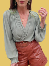 Charger l'image dans la galerie, Blouse vintage Séléna - Crêpe vert d'eau. Épaulettes fantaisies en perles. Taille L, 40, 42. Brigitte of London. Made in England