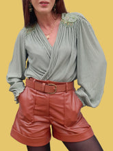 Charger l'image dans la galerie, Blouse vintage Séléna - Crêpe vert d'eau. Épaulettes fantaisies en perles. Taille L, 40, 42. Brigitte of London. Made in England