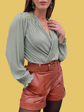 Charger l'image dans la galerie, Blouse vintage Séléna - Crêpe vert d'eau. Épaulettes fantaisies en perles. Taille L, 40, 42. Brigitte of London. Made in England